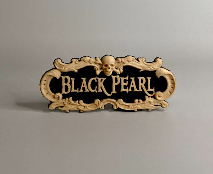 Табличка "Черная Жемчужина" 55х25мм черная. — изображение 1